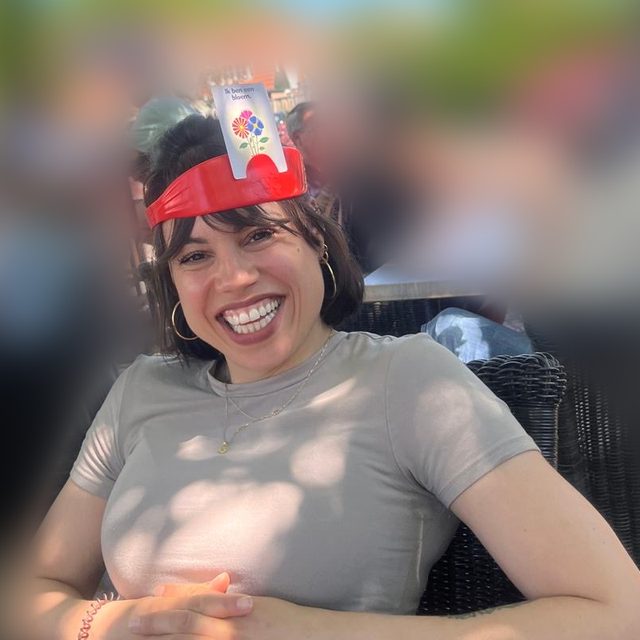 Tamara met een Rara Wat Ben Ik-hoofdband op